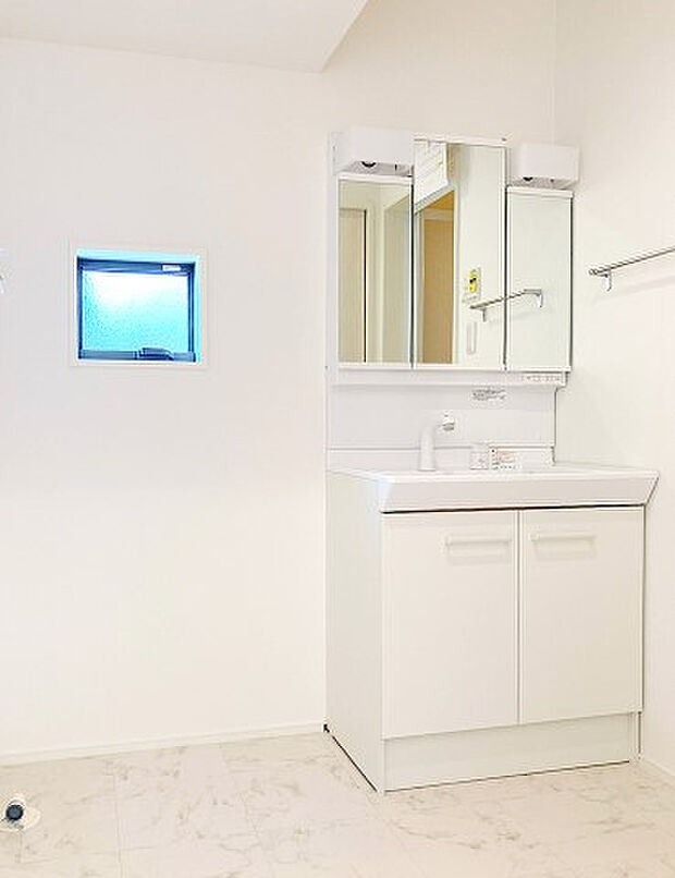 【独立洗面台】三面鏡の裏にも収納スペースがあります。 ※施工例です。実際とは異なります。