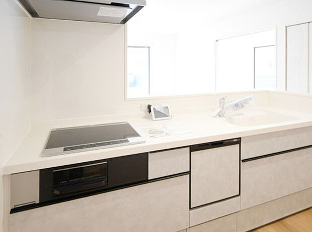 【キッチン】IHクッキングヒーターに食洗機、グリルのあるシステムキッチンは、お掃除がしやすい仕様になっています。 ※施工例です。実際とは異なります。