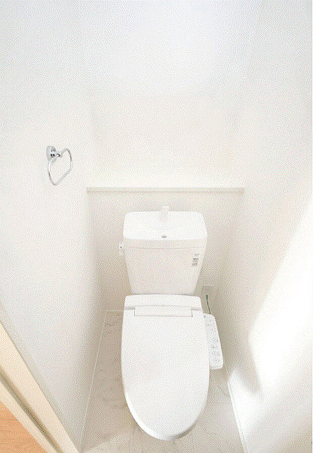 【トイレ】1階トイレ。汚れがつきにくく、掃除しやすいトイレを採用。 ※施工例です。実際とは異なります。