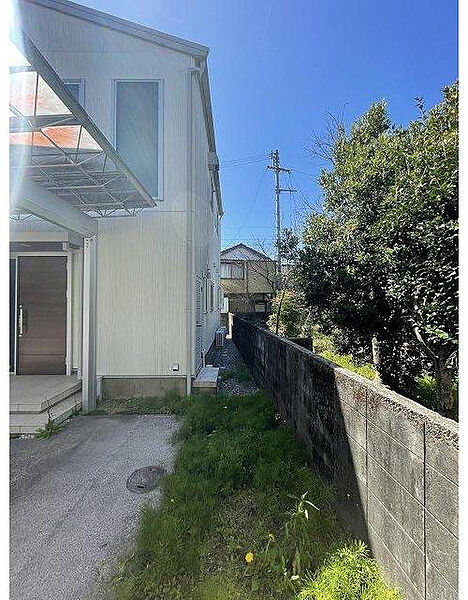建物北側には外部収納がついています。