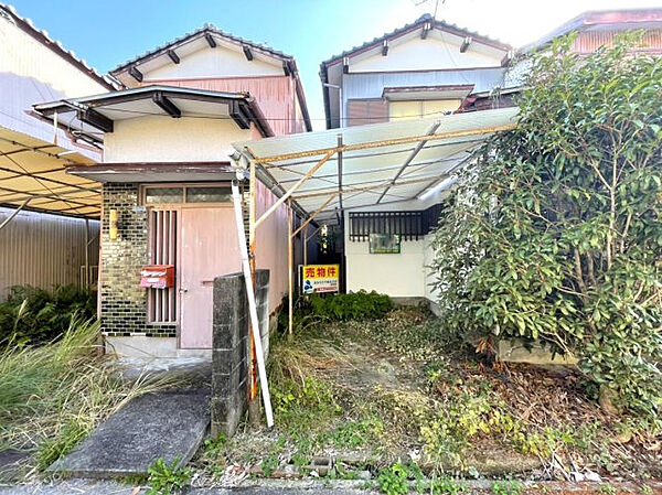 古家が2棟ありますが、更地でのお引渡しとなります。