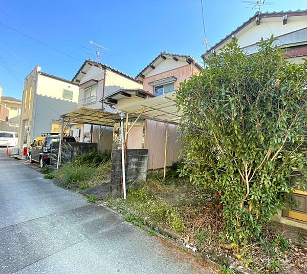 前面道路は交通量が少なく安全です。