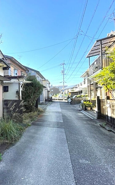 前面道路は幅員約4ｍあり、お車での通行も安心です。