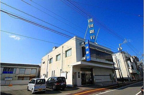 四国銀行万々支店まで徒歩約6分です。
