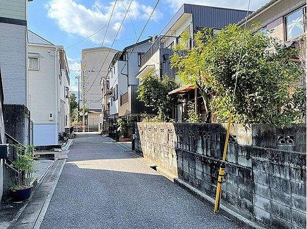前面道路（南側）の幅員は約4ｍです。