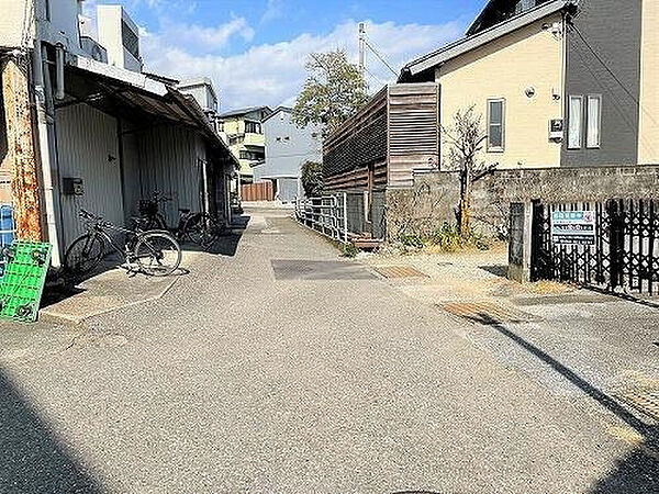 幅員約6ｍの広々とした道路（北側）です。