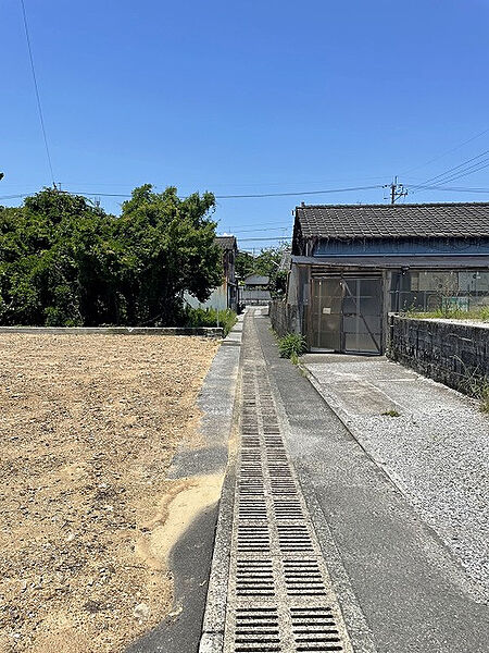 東側道路（公道）。