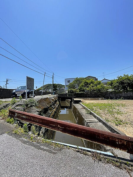 対象不動産南側の水路。