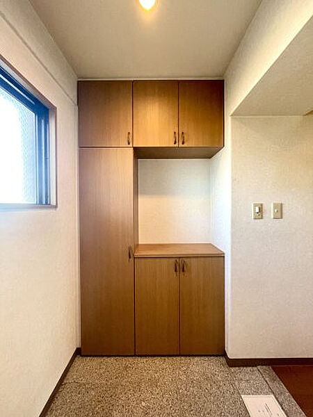 落ち着いた配色の玄関です。小窓付きで明るい陽が差し込みます。