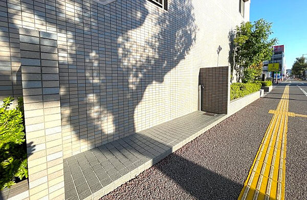 電車通り沿いの便利な立地です。