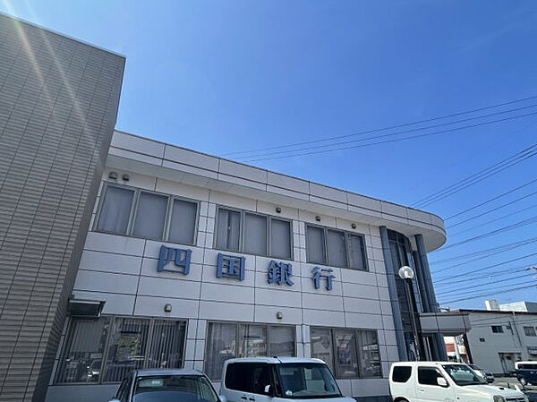 四国銀行南国支店まで徒歩約9分です。