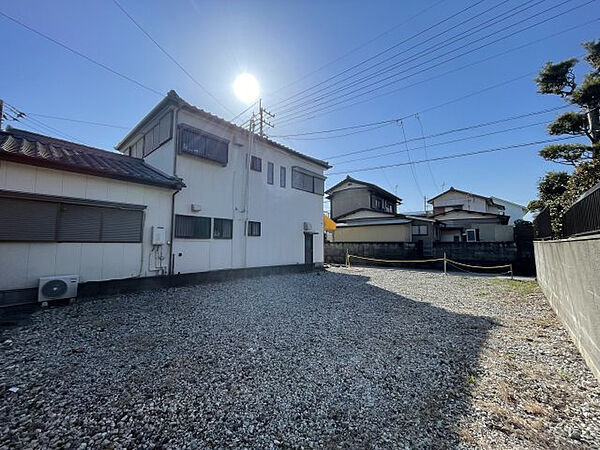 北東側から見た写真です。周辺はお買い物施設や飲食店も充実しています。