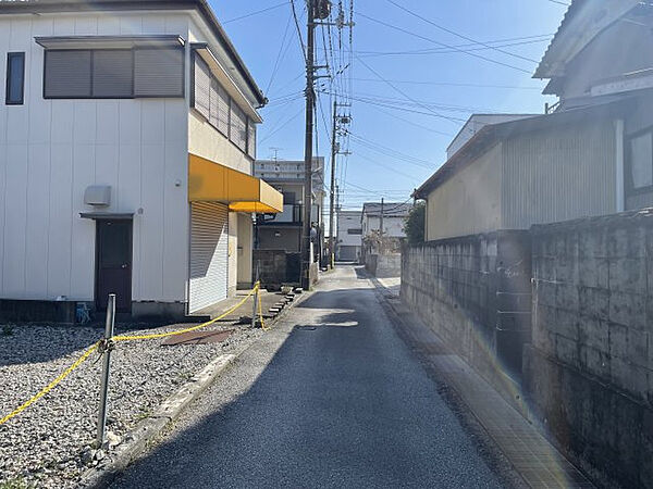北側から見た前面道路です。道路幅員が4ｍに満たないため、セットバックが必要です。