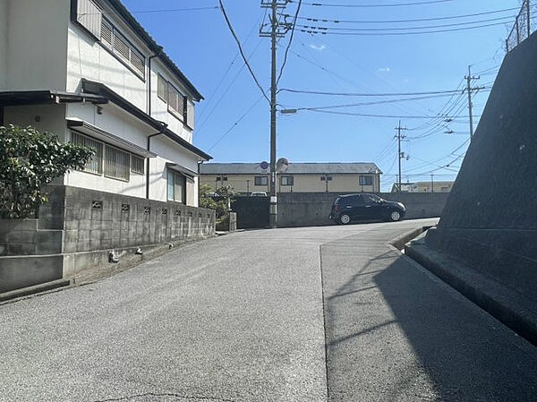 南側の前面道路です。高台に位置しています。