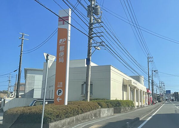 三里郵便局まで車で約5分（約1．9ｋｍ）です。