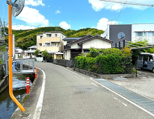 前面道路の西側は水路です。