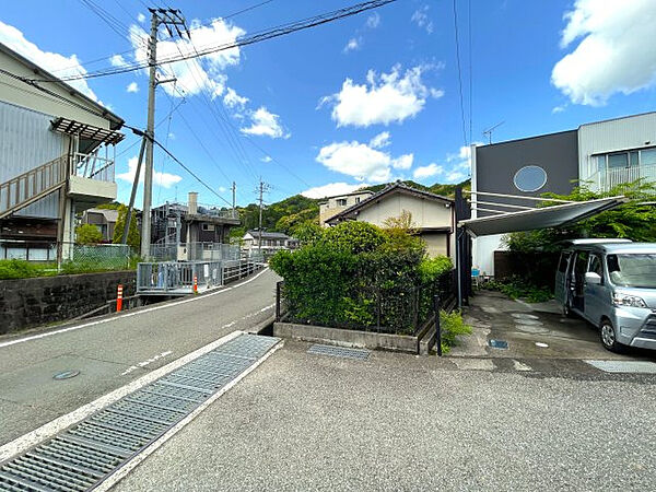 敷地南側も道路に面しています。