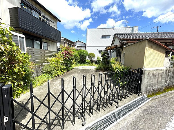 現況は建物北側に駐車スペースがあります。