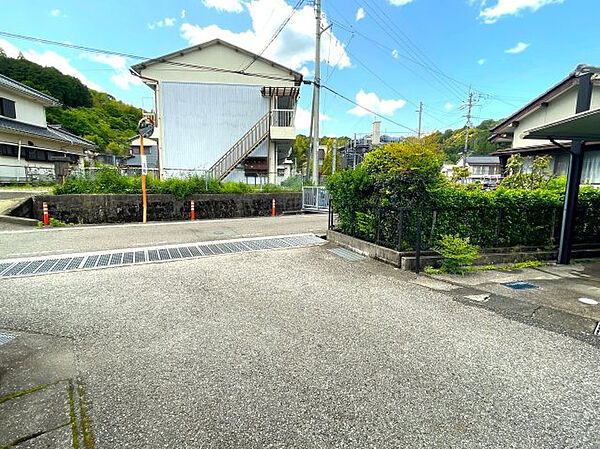 南側道路は幅員約4ｍです。