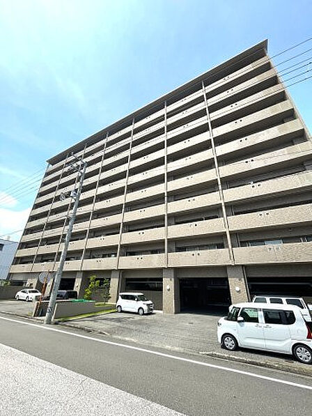 宝永町電停まで徒歩約6分。あなぶきが分譲・管理しているマンションです。