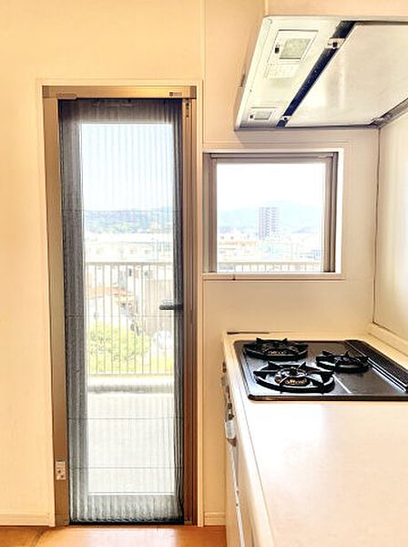 キッチンには換気の際に便利な勝手口と小窓付き。網戸付きで虫が入る心配もありません。