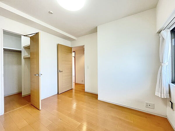 北東側洋室は約6帖です。主寝室にぴったりな広さのお部屋です。ぜひ一度ご内覧ください。