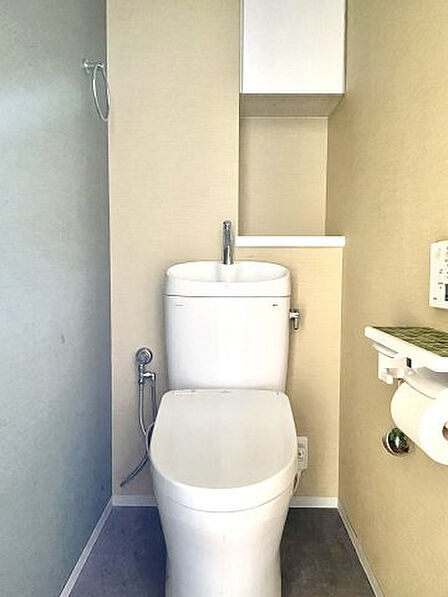 温水洗浄便座付きトイレです。奥には芳香剤等を置くスペースもあります。