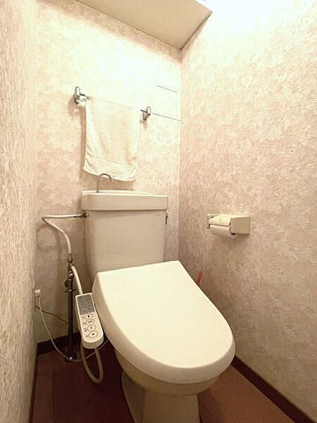 温水洗浄機能付きのトイレです。背面上部には収納があります。