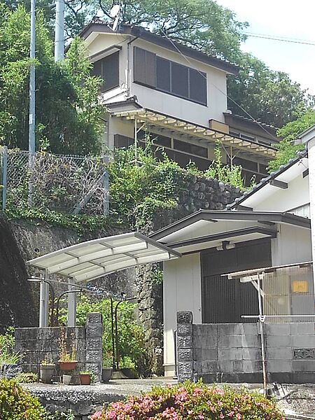 外観（下段の建物）です。自宅用あるいは賃貸住宅として利用されるも良し。使い方が楽しめます。