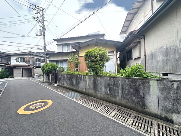 東側からの写真です。道路面の舗装状態も良いです。
