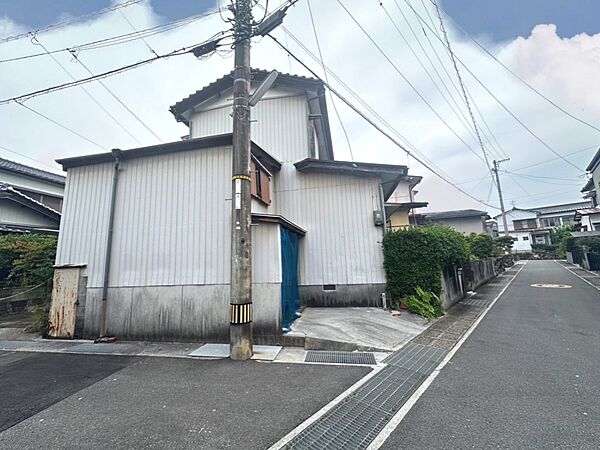 西側からの写真です。西側角部分は駐車場スペースに良いと思います。