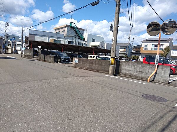 南東側からの写真です。両隣も駐車場です。