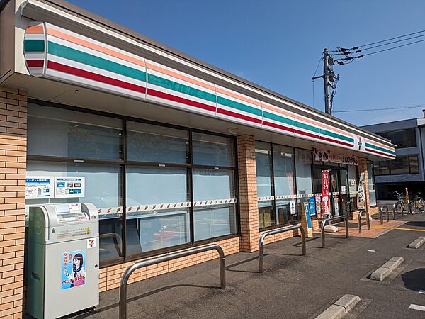 北側方向にあるセブンイレブン高知吉田町店です。