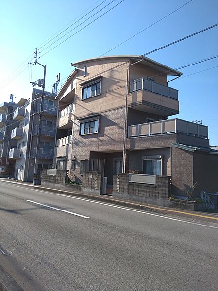 東北側からの外観です。