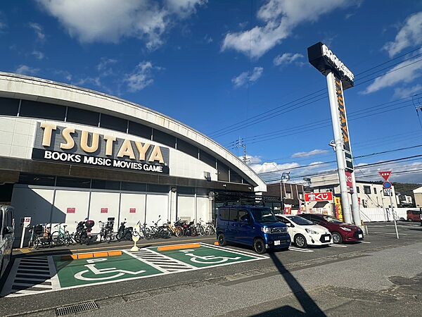 TSUTAYA中万々店徒歩2分圏内です。