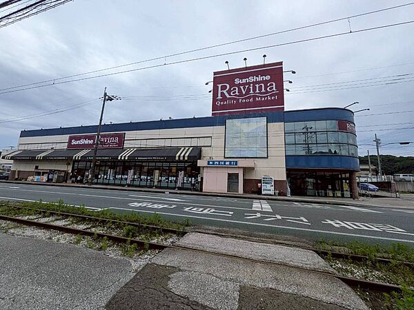 サンシャイン ラヴィーナ店　徒歩11分