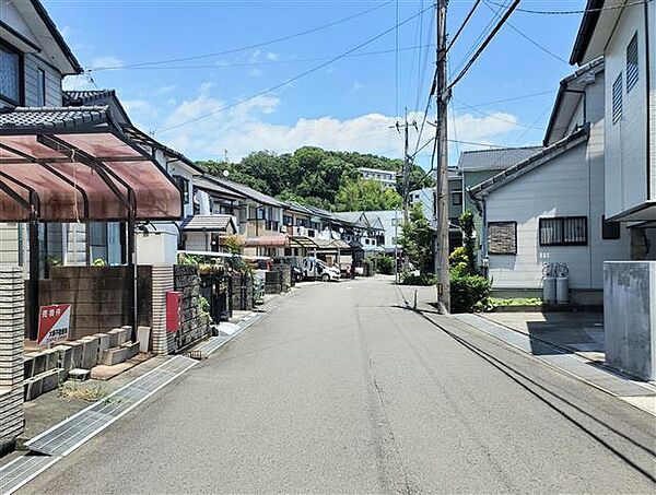 南側　前面道路：西から撮影