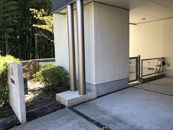 南側のお庭へのアプローチ