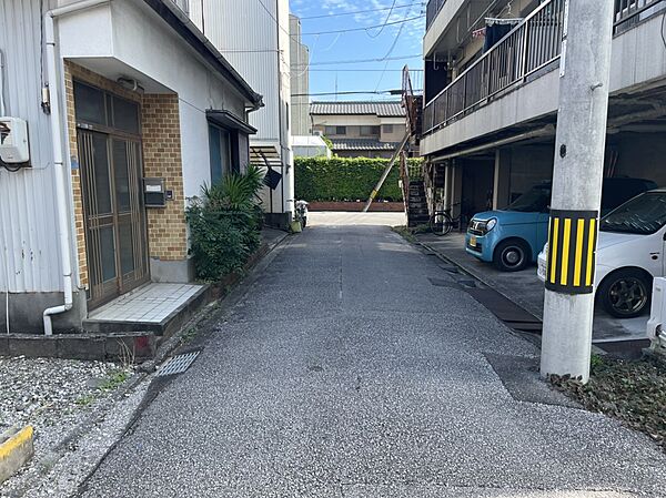 東側　前面道路