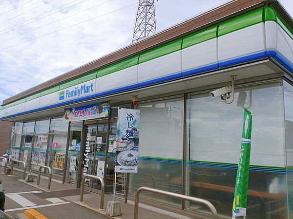 ファミリーマート新居浜郷店まで徒歩7分(500ｍ)