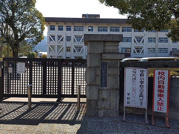 中萩小学校まで約220m(徒歩約3分)