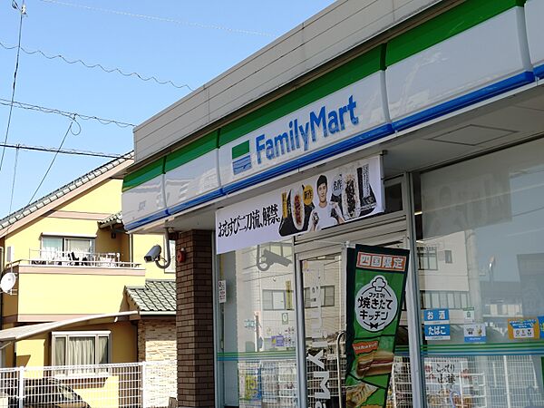 ファミリーマート新居浜庄内店まで徒歩4分(270m)