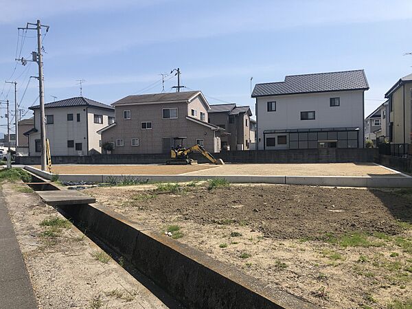 キッチンはIHクッキングヒーター、食器洗乾燥機付きで家事も快適に。カウンターキッチンでお掃除も楽ちんです。