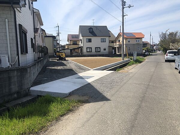 オール電化、太陽光発電システム、省エネ給湯器のあるエコなお家です。