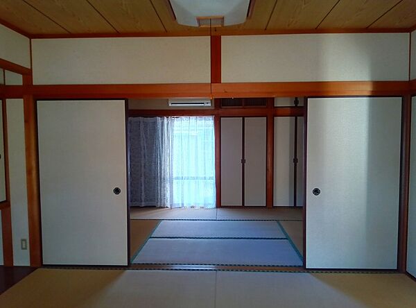 1階和室続き間です。窓側には広縁もあります。
