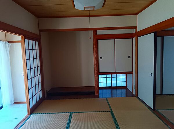 床の間と明りとりの窓があります。左側は広縁です。
