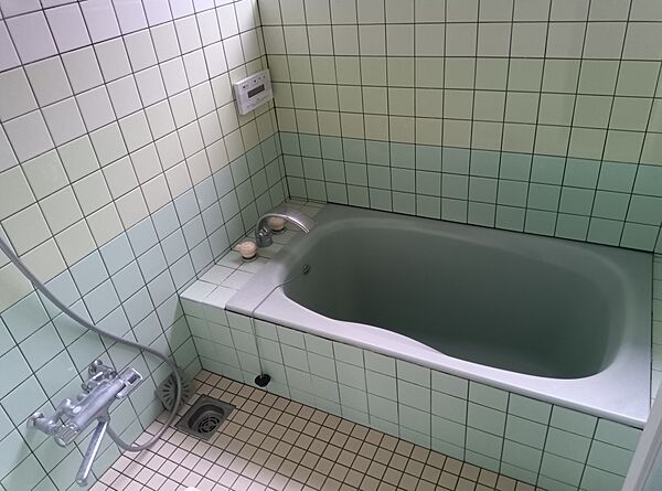浴室に窓があり、明るい雰囲気です