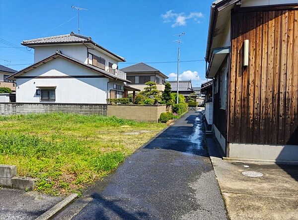 南東側の接道です