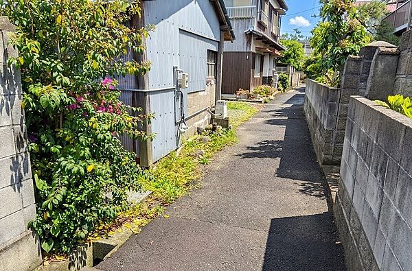 北西側の通路です
