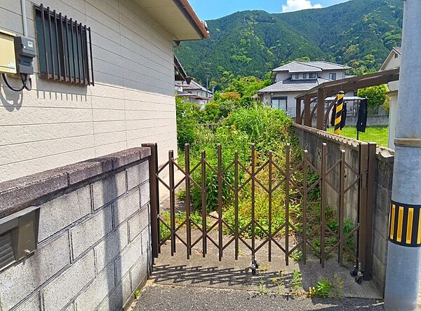 アコーディオン門扉です。